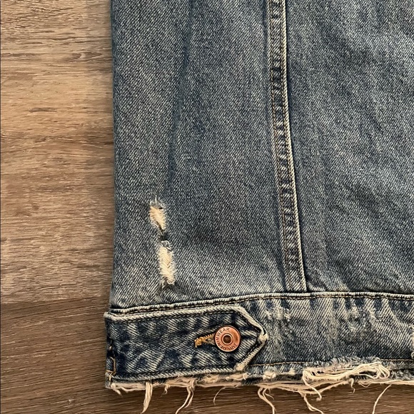 Size medium distressed boyfriend denim jacket - Picture 5 of 8